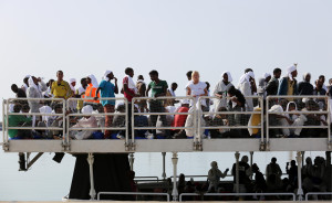  Migranti sulla nave maltese Phoenix, a Pozzallo (F. Malavolta, ApAnsa)