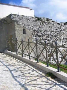 Strutture murarie del Castello (Foto Montalbano)