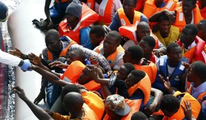 Migranti soccorsi da MOAS ( Migrant Offshore Aid Station)