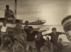  Marinella scalo di Bruca,  figli di pescatori, anni 70 (ph. B. Caime)