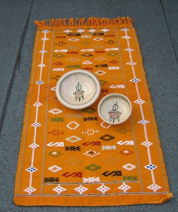 Ceramiche su tappeto berbero di Quarzazat