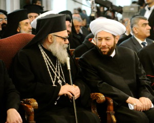 Il patriarca delle chiese d'Oriente, al-Yazigi, e il mufti di Siria, Hassun, insieme a Damasco durante una recente manifestazione contro il terrorismo jihadista e i movimenti takfiriya.