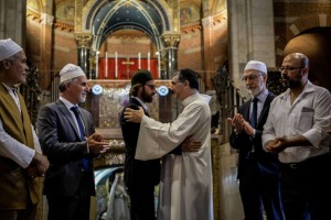 . Musulmani nelle chiese cattoliche dopo l'eccidio di Rouen