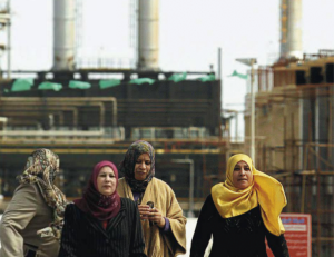  Donne davanti alla raffineria Azzawiya di Az Zawiyah, a circa 50 km da Tripoli.