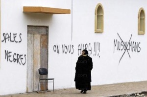 Scritte-razziste-a-Saint-Etienne-la-grande-moschea-profanata