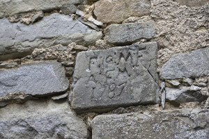 figura-2-tris-chiapporato-iscrizione-a-muro-esterno