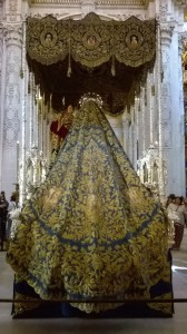 Il sontuoso mantello della Virgen de la Merced nella chiesa del Divino Salvador (ph. Burgaretta)