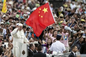 papa-francesco-saluta-un-gruppo-di-fedeli-cinesi-in-piazza-san-pietro-il-15-giugno-2016-archivio-ansa