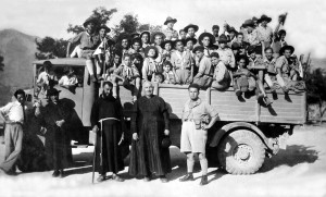 Campo-scout-con-monsignor-Criscuoli-1954