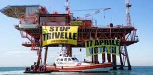 Manifestazione-NoTriv-Greenpeace-aprile-2014-piattaforma-Gela-