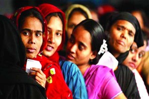 Donne-bengalesi-in-fila-per-emigrare.