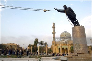 . Operazione Iraqi Freedom, le truppe americane entrano a Baghdad e abbattono la statua di Saddam Hussein, 9 aprile 2003 ( Gilles Bassignac).