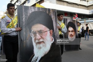 Sostenitori di Hezbollah portano due manifesti con le foto del leader di Hezbollah, Hasan Nasrallah, e del Leader Supremo Ayatollah Ali Khamenei,nella città di Nabatieh, sud Libano( Haidar Hamdani, Getty Images