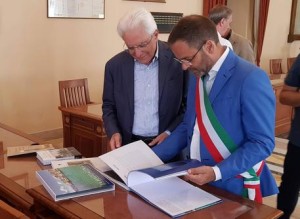 l-Presidente-Mattarella-con-il-sindaco-di-La-Maddalena-Luca-Carlo-Montello.