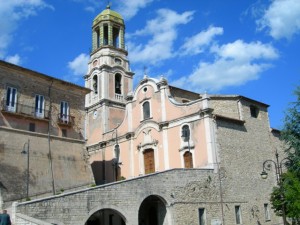 Ripalimosani-la-Chiesa-madre-e-il-Palazzo-ducale.