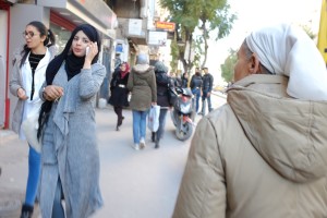 Tunisi, donne in strada (ph. Roberto Ceccarelli).