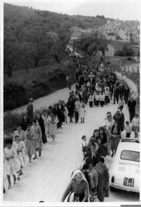 Camini (RC) S. Nicola in processione per fare cessare la pioggia Alluvione 1951.