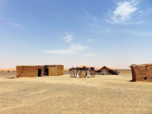 -Hammada-del-Guir-Algeria-accampamento-di-nomadi.