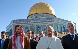 l-papa-davanti-alla-Moschea-di-Abu-Dhabi.