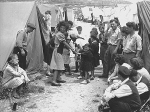 Alcuni-ebrei-provenienti-dai-Paesi-arabi-in-un-campo-di-raccolta-allestito-in-Israele.