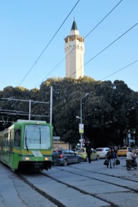 Tunisi-l-tram-sfila-accanto-ad-una-moschea-ph.-R.-Ceccarelli.
