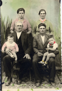 gruppo-di-famiglia-foto-colorata-a-mano-anni-40