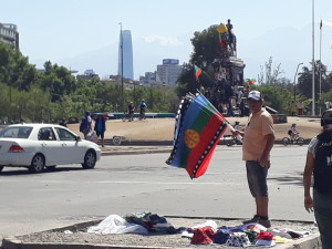 venditore-di-bandiere-mapuche-a-plaza-de-la-dignidad-santiago-del-cile
