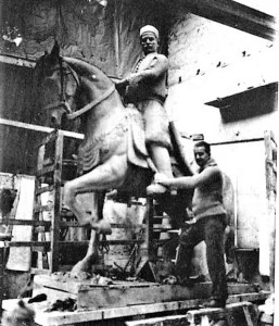 3-lo-scultore-accanto-al-monumento-equestre-a-youssef-bey-karam-napoli-1932