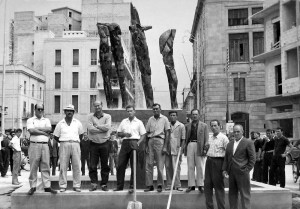 mazara-agosto-1964-consagra-e-le-maestranze-davanti-alla-fontana