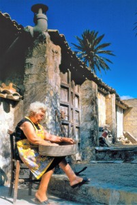 anziana-signora-seleziona-legumi-latomie-fra-castelvetrano-e-selinunte-83