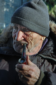 anziano-fuma-la-pipa-s-angelo-muxaro-2001