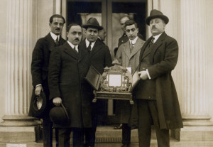 arida-a-sinistra-col-cappello-insieme-a-una-delegazione-della-syrian-lebanese-league-in-visita-al-presidente-wilson-white-house-washington-dc-1921