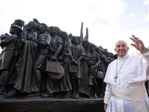 pope-francis-migrant-statue