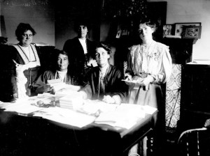 emmeline-pankhurst_and_other_suffragette_leaders_1908