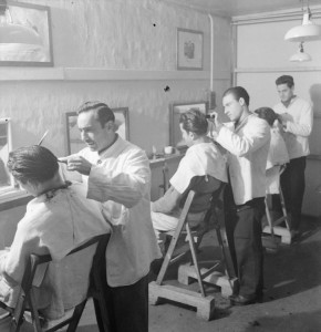 italian-prisoners-of-war-in-britain-everyday-life-at-an-italian-pow-camp-england-uk-1945-campa-barbers-creative-commons