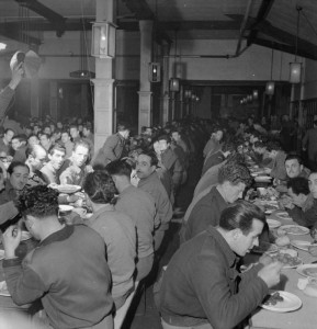 italian-prisoners-of-war-in-britain-everyday-life-at-an-italian-pow-camp-england-uk-1945-refectory-creative-commons