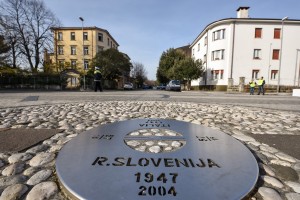 Nova Gorica, Trg Evrope. Meja med Slovenijo in Italijo. Mejnik.
