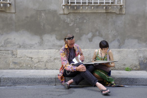 Arles, Letture fotografiche sulla strada (ph. Giuseppe Sinatra)
