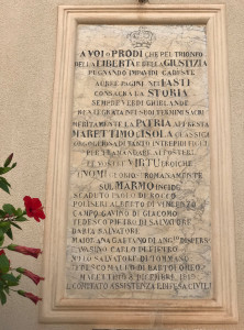 La lapide dedicata da Padre Zinnanti ai caduti della Grande Guerra affissa sul frontale della Chiesa di Marettimo. 