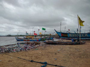 Piroghe di pescatori a Monrovia, Liberia, luglio 2017 (ph. Jacopo Lentini)