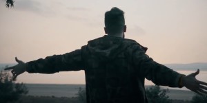Psyco-M rivolge i propri versi al mare. Fermoimmagine dal video clip ufficiale di Espoir Perdu 2 (2019) di Psyco-M ft. Narco