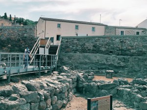 Sito archeologico di Santa Anastasia, sullo sfondo la Casa museo Pilloni (ph. N. Atzori) 