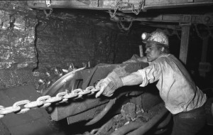 Lavoratore-italiano-in-una-miniera-nei-pressi-di-Duisburg-foto-Bundesarchiv-1962.