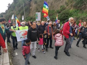 Riace, la marcia di solidarietà per Lucano (ph. Sergio Todesco)