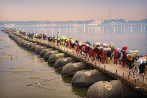 I pellegrini attraversano i ponti galleggianti sul fiume Gange (ph. Roberto Manfredi)