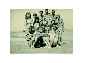 04)Con un gruppo di amici sulla spiaggia di Albissola agli inizi degli Anni Cinquanta. Gian Luigi Bravo è al centro in alto con la camicia aperta
