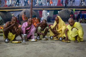 Cena di un gruppo di Hare Krishna (ph. Roberto Manfredi)