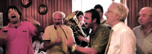 A Bra durante Cheese nel 2005, Gian Luigi Bravo viene premiato e canta con il gruppo di        Magliano Alfieri i brani della tradizione del cantar le uova (ph. Piercarlo Grimaldi) 