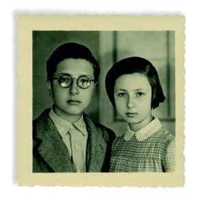 Gian Luigi a 11 anni con la sorella Anna, nata nel 1938 che diventerà anche lei docente universitaria a Torino