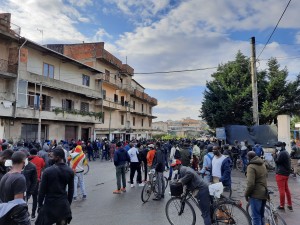 Manifestazione dopo la morte di Gassama Gora. I manifestanti arrivano a Gioia Tauro (ph. Giovanni Cordova).